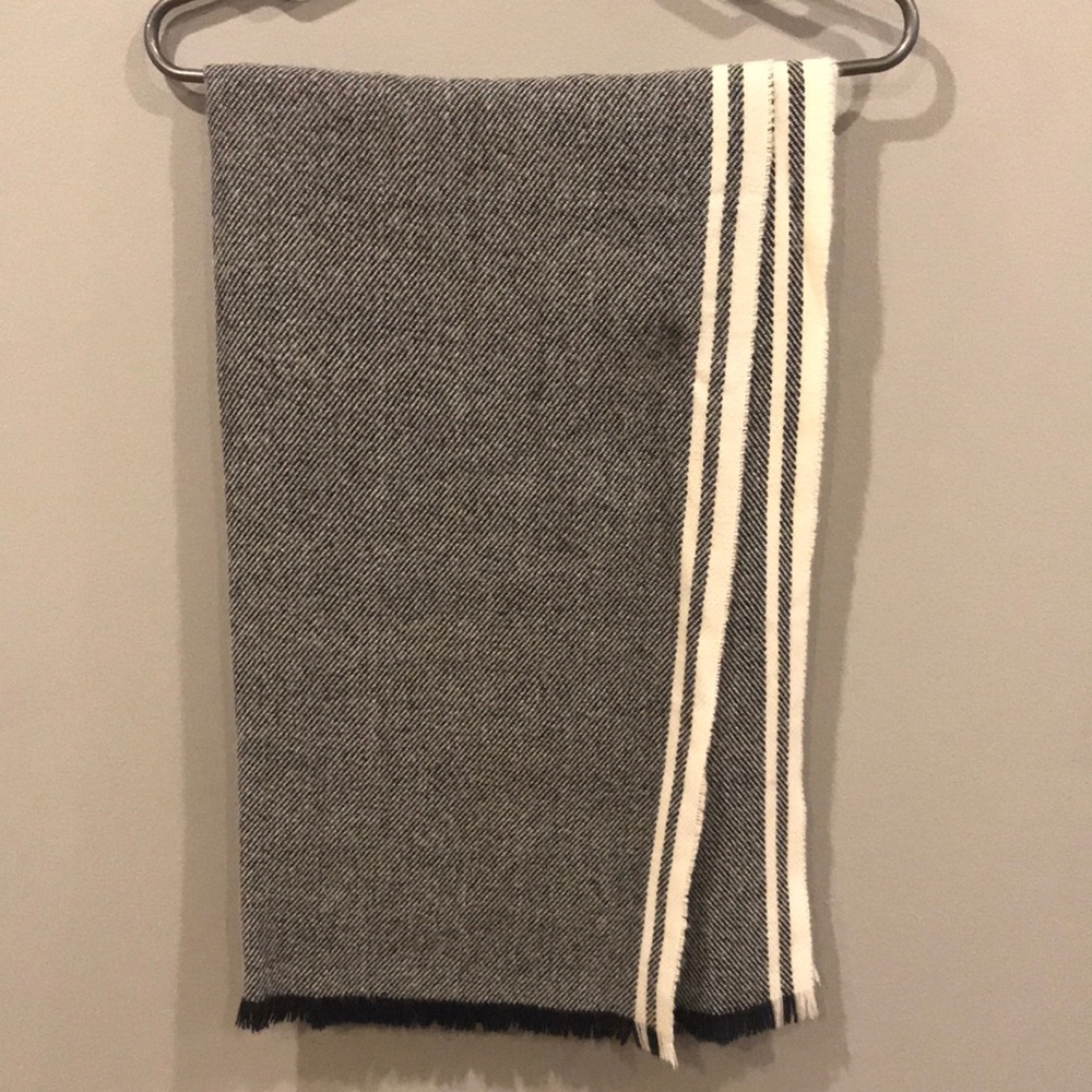 Black and white scarf